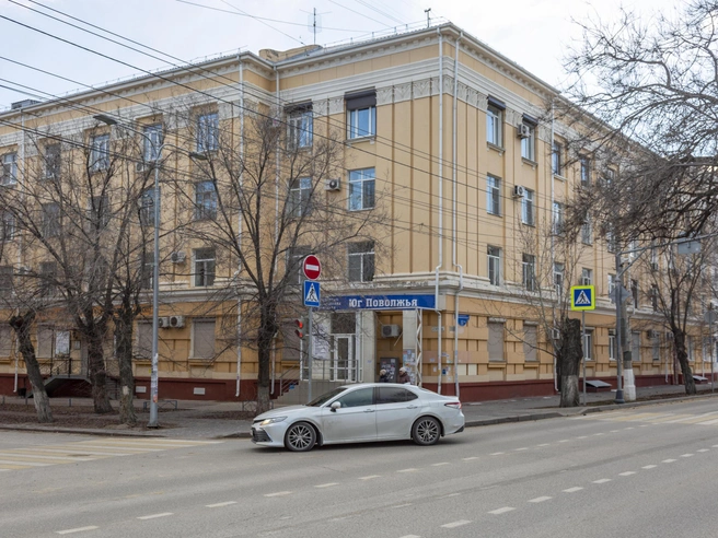 Ежедневно десятки автомобилистов попадают в эту дорожную ловушку. | Источник: Константин Завриков / V1.RU