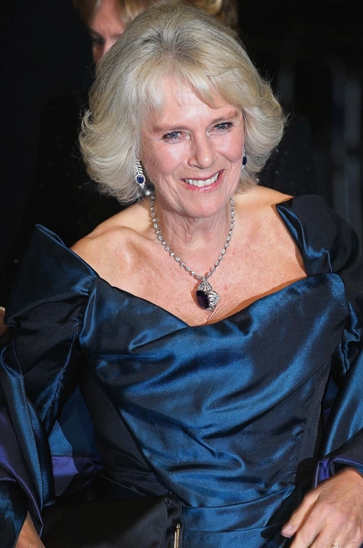 Герцогиня Корнуольская в сапфировых кулоне и серьгах. Лондон, 2013 год