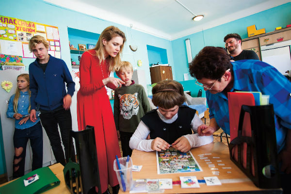 Водянова с Невой, Лукасом и Виктором во время визита в школу в Нижнем Новгороде