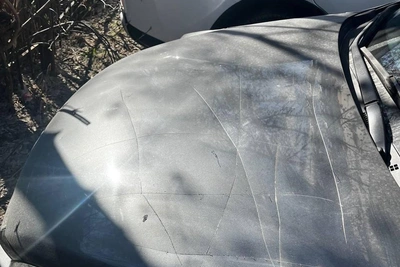 В Екатеринбурге поцарапали автомобиль и проткнули шины