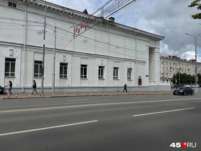 Скоро новые ограждения появятся возле кинотеатра «Россия» | Источник: Юлия Король / 45.RU
