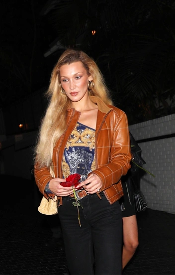 Белла Хадид возвращает в моду карамельные куртки | marieclaire.ru