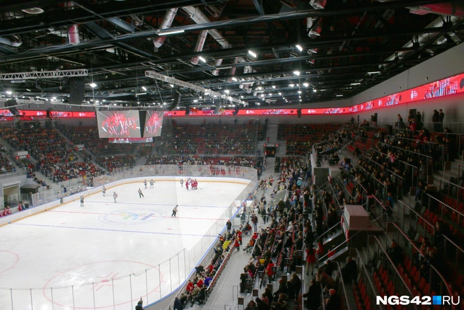 Многие болельщики давно ждали возможности выйти на лед, где играют хоккеисты местного «Металлурга» | Источник: Игорь Епифанцев / NGS42.RU