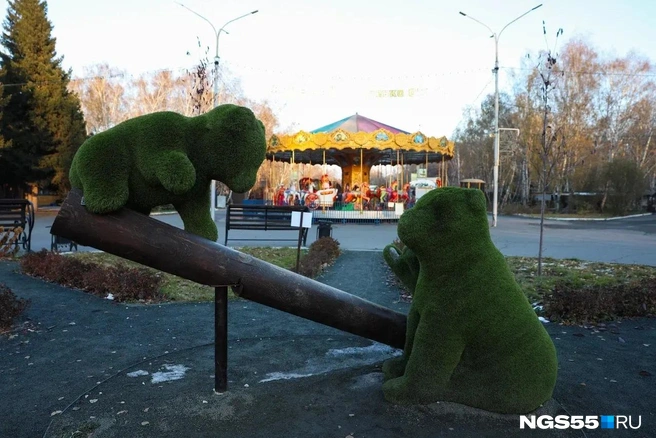 На клумбе у центрального входа появились медведи | Источник: Евгений Софийчук / NGS55.RU