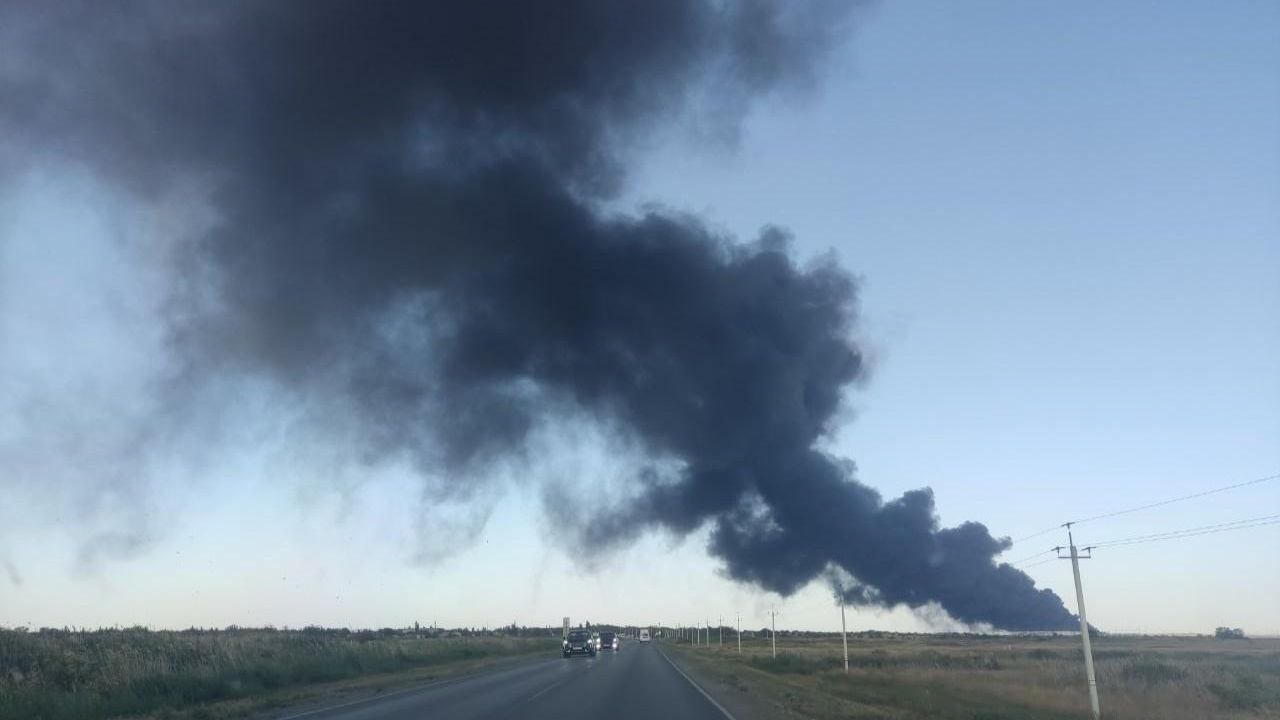 «Сколько будет полыхать — сказать сложно»: военный эксперт — о пожаре на нефтебазе в Пролетарске и эвакуации города