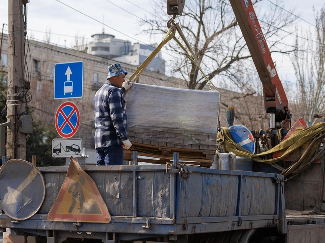 Для завершения укладки требуется ещё значительное количество плитки. | Источник: Алексей Волхонский / V1.RU