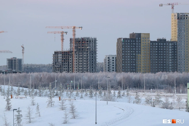 Утром 11 апреля Екатеринбург оказался в зимней сказке | Источник: Владислав Лоншаков / E1.RU