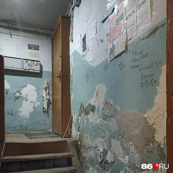 Вот такая картина открывается в подъезде | Источник: Мария Гришкина / 86.RU