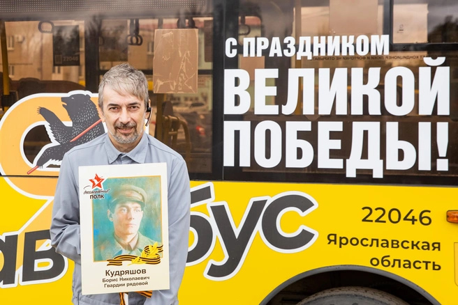 Дмитрий Кудряшов с портретом деда, героически погибшего под Сталинградом | Источник: Кирилл Поверинов