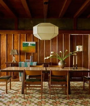 Темное дерево и современное искусство: дом в Новом Орлеане с характером