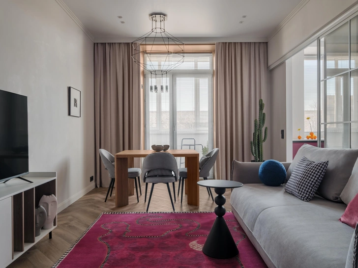 Ковер, Ansy. Декор, Izzi decor, Designboom. Картина у обеденного стола, Кристина Ангельская, галерея Артишок. Растения, Real Touch. | Источник: Роман Мокров. Стиль: Виктория Горбачева