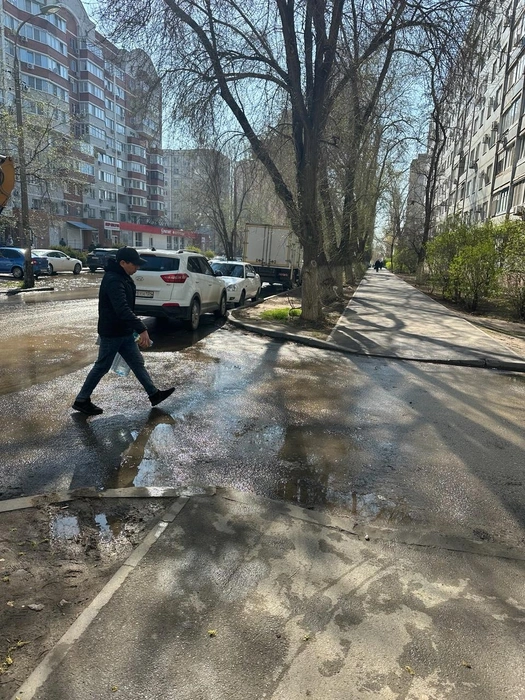 Человек с большой бутылкой воды — часть утреннего пейзажа Спартановки | Источник: Диана Гебельт / V1.RU