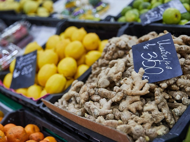 Имбирь часто сочетают с лимоном и медом для лечения простудных заболеваний | Источник: Александр Ощепков / NGS.RU