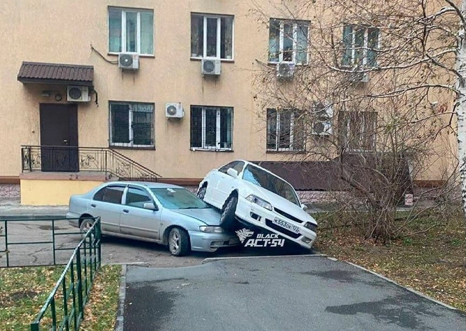 Один автомобиль запрыгнул на капот другого | Источник: «АСТ-54 Black» / t.me