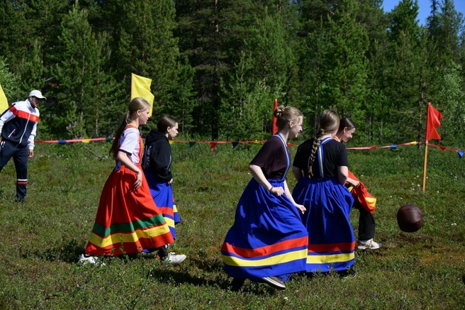 Девушки играют мячом из оленьей кожи | Источник: Арт Медиа Сервис