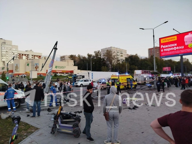 В Москве Mercedes вылетел на тротуар и перевернулся, сбив пешеходов | Источник: MSK1.RU