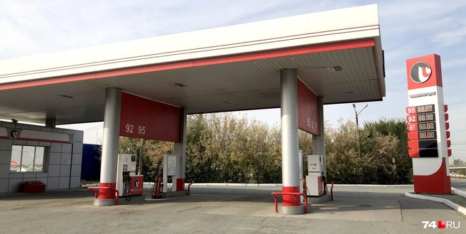 АЗС «Челябнефтепродукт»: топливо продается свободно, но цены сравнительно высокие: АИ-95 — 65 рублей за литр | Источник: Артем Краснов