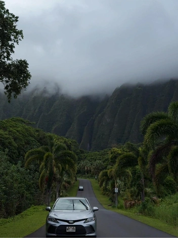 Или отправляется в мини-путешествия в горы | Источник: Анастасия Сухушина