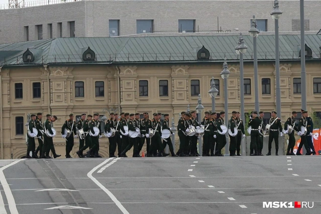 После завершения парада военные двинулись в сторону Большого Москворецкого моста | Источник: Артем Устюжанин / MSK1.RU
