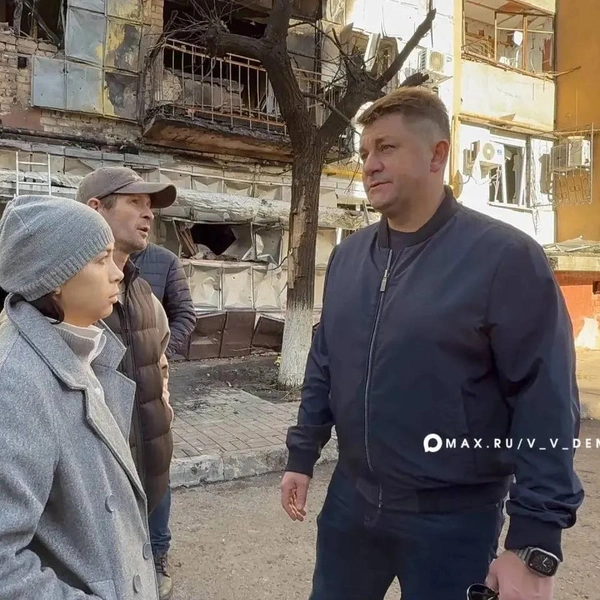 Мэр Белгорода Валентин Демидов с жителями, чьи дома повреждены при атаке | Источник: Мэр Демидов / max.ru