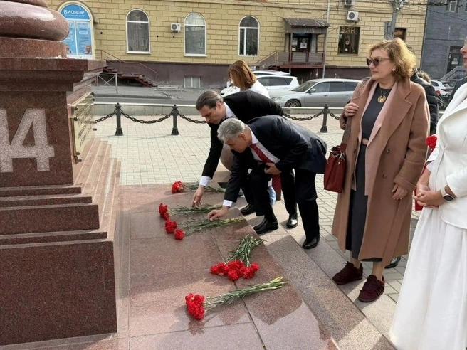 Участники возложили цветы к стеле трудовому подвигу ленинградцев, эвакуированных в Новосибирск в годы ВОВ | Источник: Новосибирская филармония