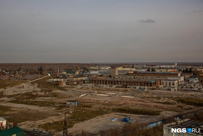 Так территория выглядела пару лет назад — сейчас на месте промзоны уже построили два дома, возводят еще два и благоустраивают парк | Источник: Александр Ощепков / NGS.RU