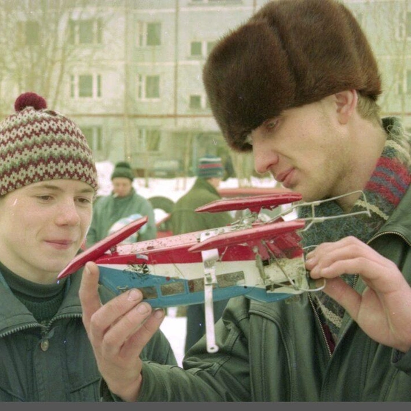 Веселая шапочка у парня слева | Источник: pastvu.com