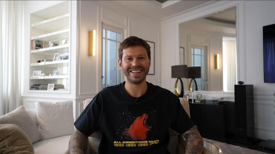 300 пар кроссовок, иконы и рояль: как выглядит квартира остепенившегося ловеласа Федора Смолова