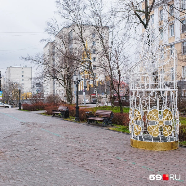 На Соборной площади уже поставили новогодние украшения | Источник: Тимофей Калмаков / 59.RU