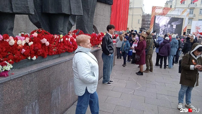 Так выглядело пространство у Вечного огня в День Победы | Источник: Юрий Скородумов
