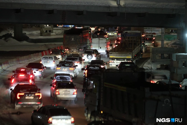 Теперь зеленая фаза на правом берегу длится дольше. Возможно, подобное решение примут и в левобережной части города | Источник: Андрей Бортко / NGS.RU