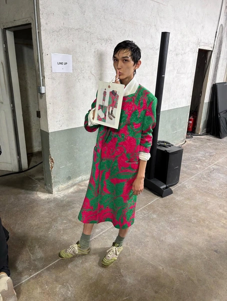 Али Данияров на бэкстейдже Dries Van Noten | Источник: Silence Models