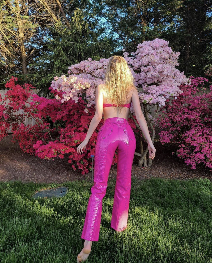 Принцесса Диснея: брюки из розового питона и бикини русалочки — Эльза Хоск встречает лето