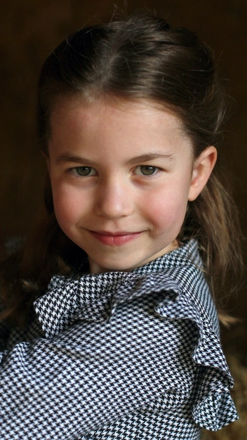 Принцесса Шарлотта на портрете в честь своего 5-летия, 2 мая 2020