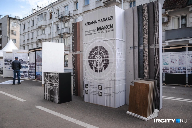 Здесь же можно было познакомиться с производителями строительных материалов и их продукцией | Источник: Арсений Чекмарев / «ИрСити»