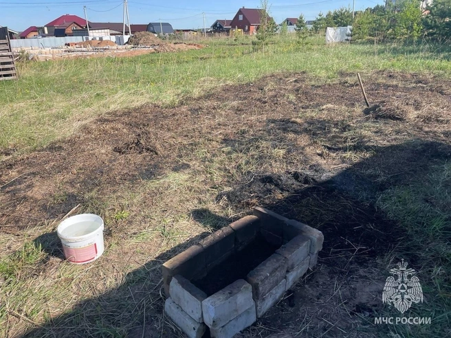 Для приготовления еды они решили использовать импровизированный мангал из кирпичей | Источник: пресс-служба МЧС Удмуртии