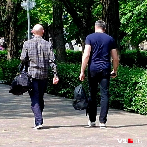 А кому-то сумки и вовсе не мешали гулять по центру города | Источник: Тимофей Крылов / V1.RU