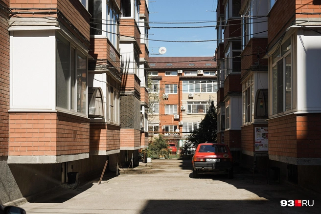 Дома расположены так близко друг к другу, что люди могут по вечерам наблюдать быт соседей | Источник: Дарья Паращенко / 93.RU