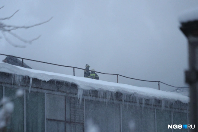 Представитель одной из компаний, работающих в здании, сказал, что выгорел верхний этаж | Источник: Андрей Бортко / NGS.RU