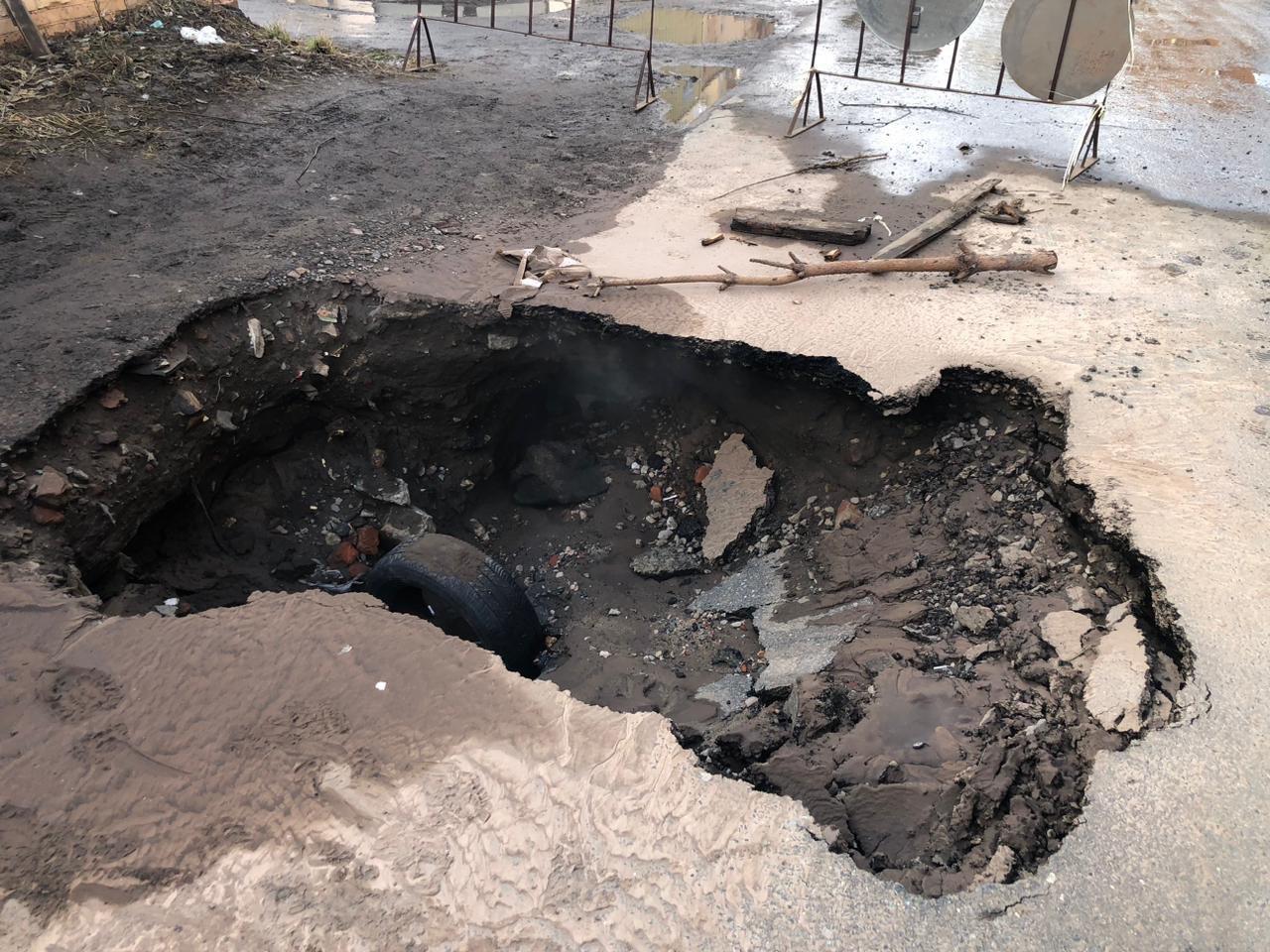 В Омске пенсионер не заметил яму с кипятком. Падение попало на видео