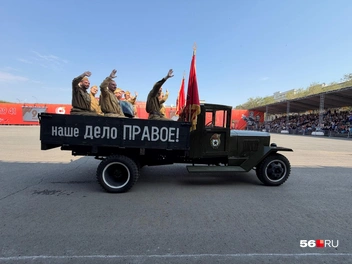 Люди в машинах приветствовали зрителей | Источник: Николай Сальников / 56.RU