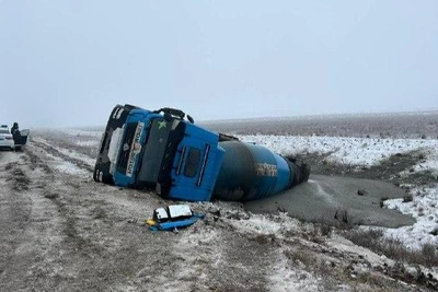 Concrete mixer overturns near Volgograd on icy highway