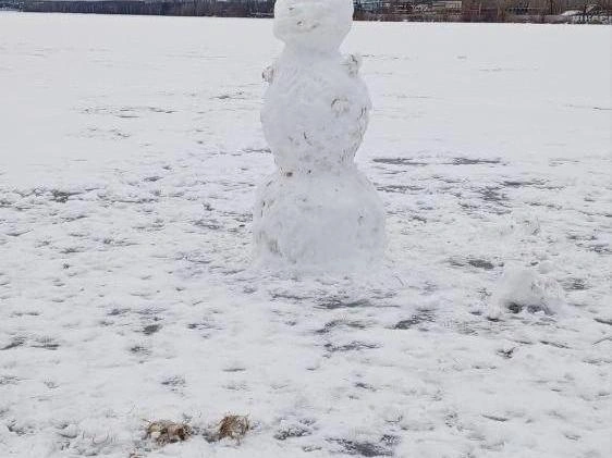 Простой снеговик без глаз, носа и рук. | Источник: читатель E1.RU