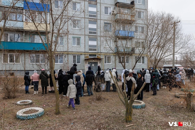 Перед домом, где ожидались съемки, с утра собралась толпа | Источник: Алексей Волхонский / V1.RU