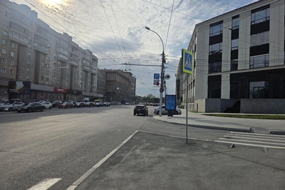 Автомобиль сбил курьера на электромопеде в Новосибирске