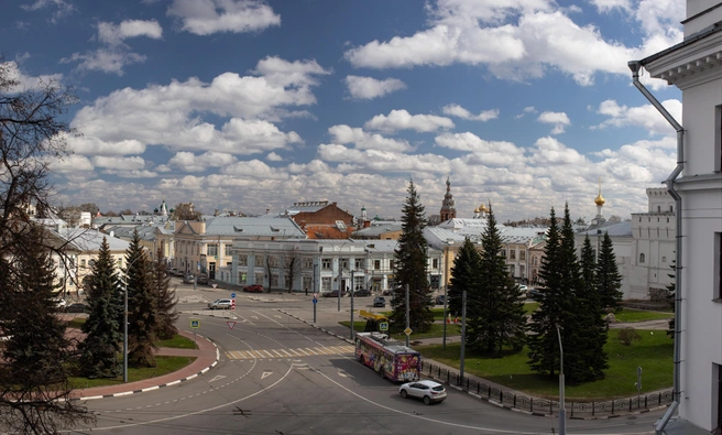 Ресторан находится на центральной площади с видом на первый русский театр | Источник: Бирукка