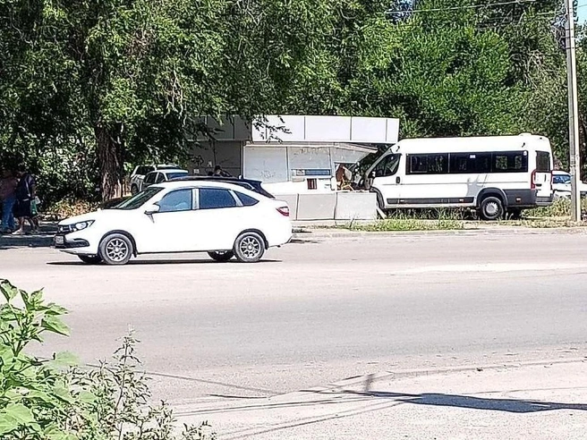 Согласно полиции, микроавтобус не уступил дорогу автомобилю, двигавшемуся по главной дороге. | Источник: t.me/vlg_crime