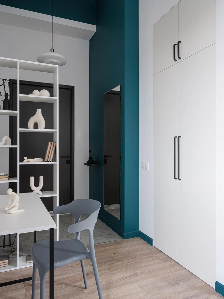 Винтажные плафоны и межкомнатные окна: квартира 37 м&sup2; в Москве