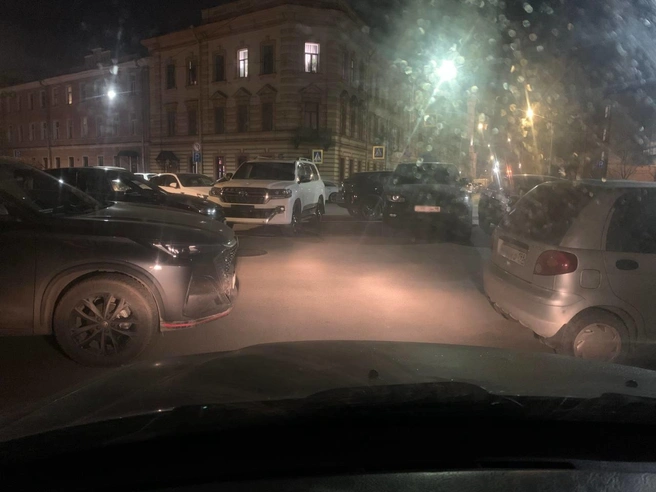 Улица Малая Посадская была заполнена припаркованными автомобилями вечером 18 марта. | Источник: читатель «Фонтанки»