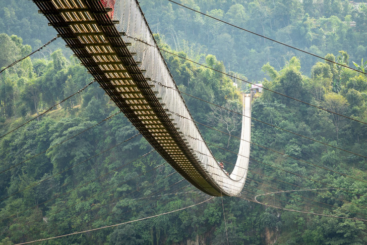 Покачаться над пропастью: 7 самых экстремальных подвесных мостов мира